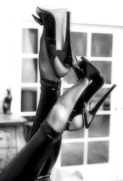 Le caviglie di una modella.