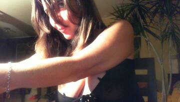 una bellissima troia mentre chatta