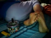 SONO QUASI LE 7 DI METTINA E MI FACCIO I CAZZI MIEI E TU MI SPII LE PIANTE DEI PIEDI